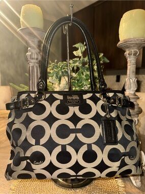 EUC Coach Madison LG Black & Cream Signature Canvas Shoulder Bag Org Hangtag$498